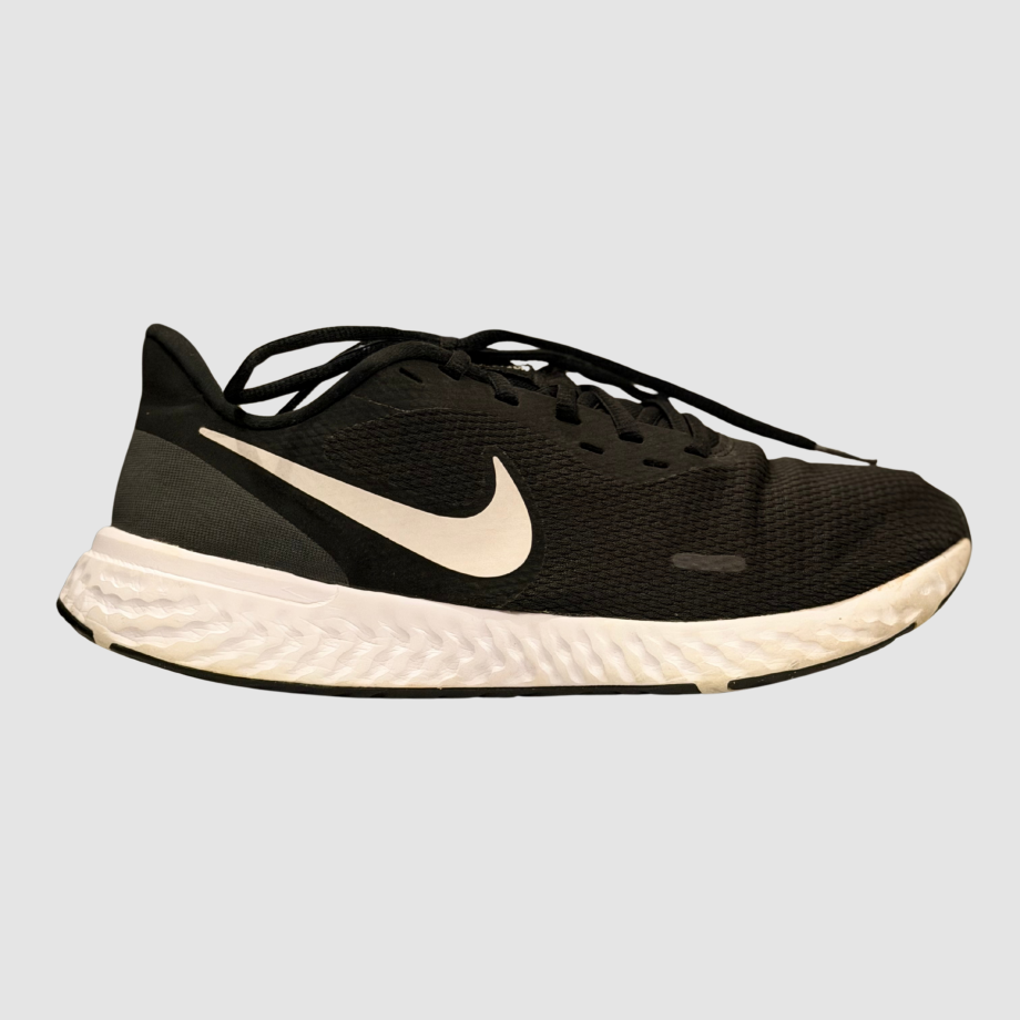 Nike Revolution 5 road running shoe