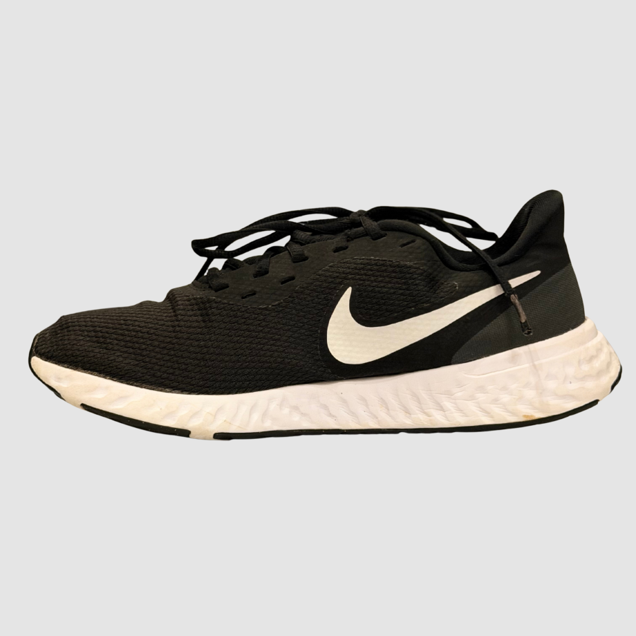 Nike Revolution 5 road running shoe